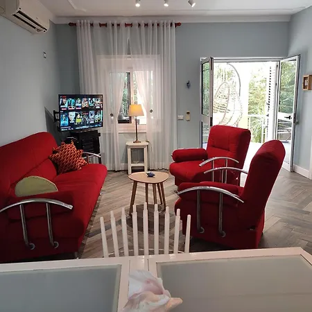 Seasons 1, Golem Kompleksi Dielli Qerret (Tirana)